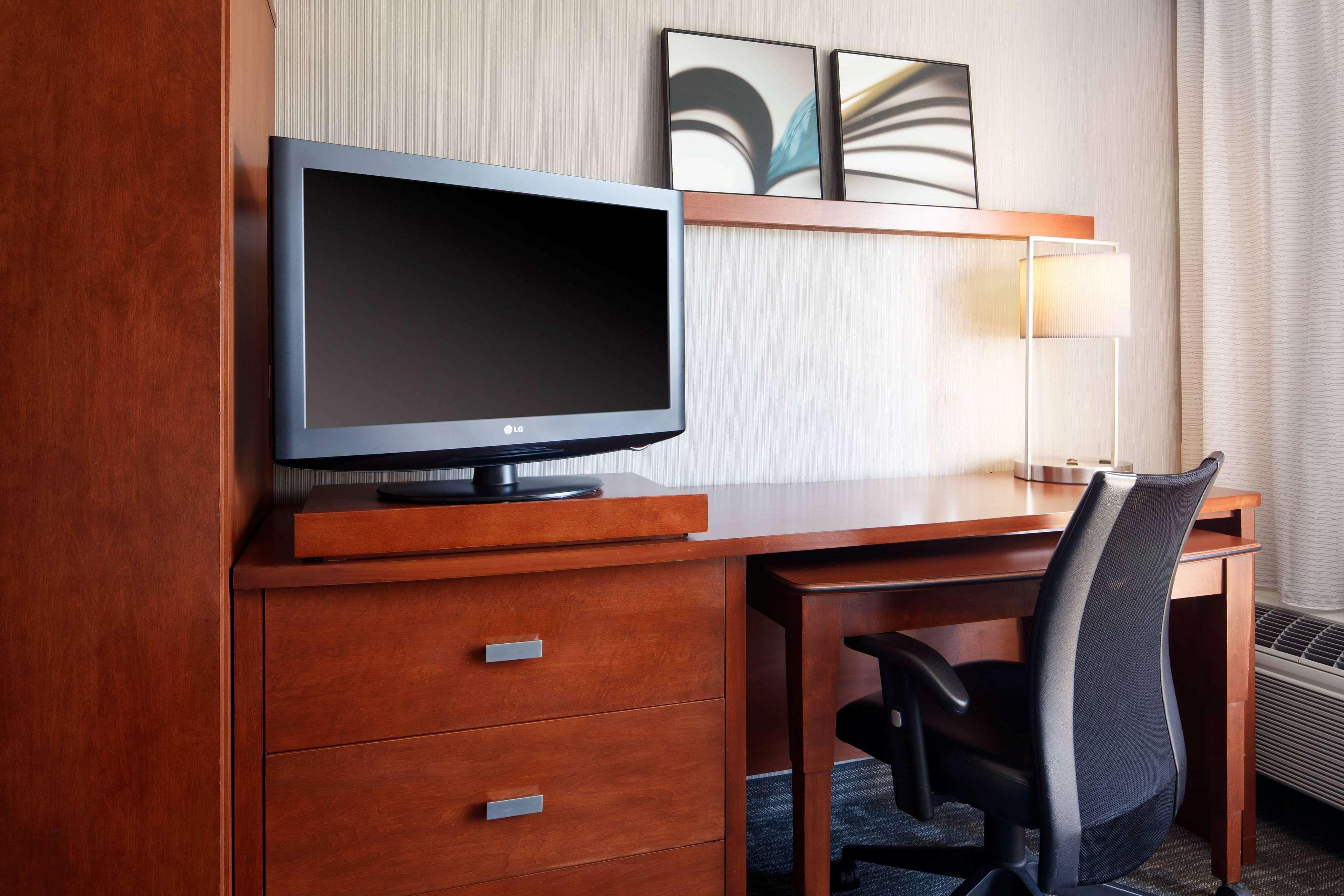 Sonesta Select Boston Milford Hotel Exterior photo